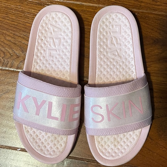 Kylie Skin x APL Slides - Picture 3 of 3